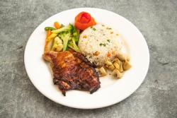 Bord eten met groente, kip en rijst Bord eten met groente, kip en rijst