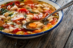 Italiaanse soep met bonen en groentes Italiaanse soep met bonen en groentes