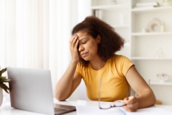 Vermoeide vrouw achter computer