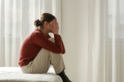 Wanhopige vrouw op bed