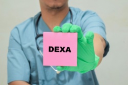 Arts houdt papier in zijn handen met de woorden Dexa Scan Arts houdt papier in zijn handen met de woorden Dexa Scan
