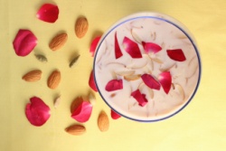 Yoghurt met rozenblaadjes Yoghurt met rozenblaadjes