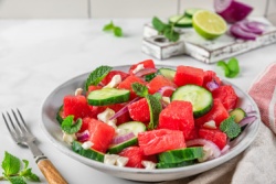 Salade met watermeloen en komkommer Salade met watermeloen en komkommer
