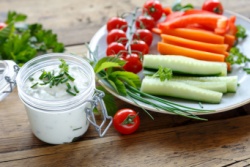 Rauwe komkommer, wortel, tomaten en yoghurtdressing Rauwe komkommer, wortel, tomaten en yoghurtdressing