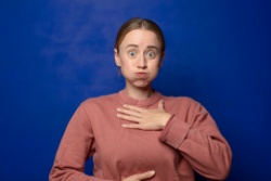 Vrouw die een vol gevoel in haar maag heeft