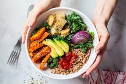 Pokebowl met verse, plantaardige ingrediënten Pokebowl met verse, plantaardige ingrediënten