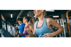 Sportende vrouwen in de sportschool