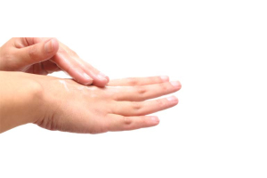 Vrouw die handen insmeert met huidolie