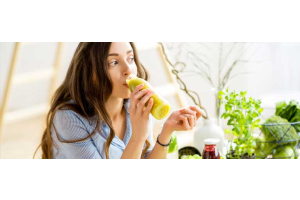 Vrouw drinkt groene smoothie