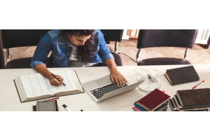 Geconcentreerde vrouw aan het werk