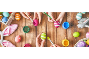 Gezellig tafel waar paaseieren worden beschilderd