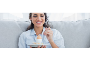 Vrouw die geniet van een gekookt eitje