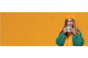 Vrouw met een verwarmende kop thee