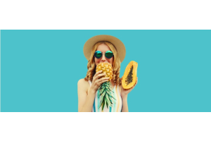 Vrouw houdt ananas en papaja in haar handen