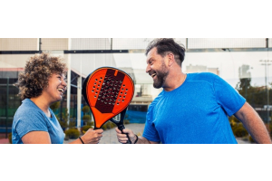 50-plussers spelen padel met energie