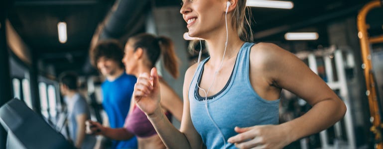 Sportende vrouwen in de sportschool