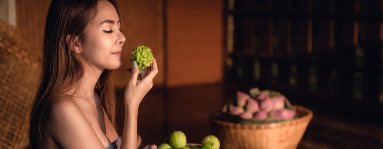 Vrouw met bergamot in haar hand