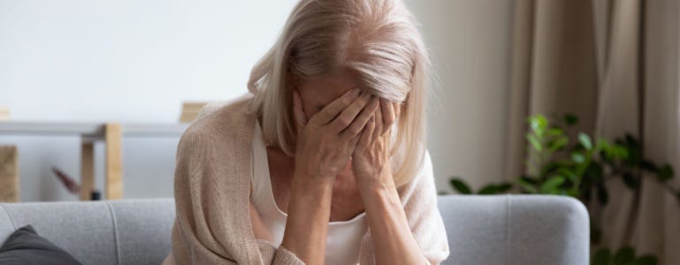 Vrouw die last heeft van koud zweet