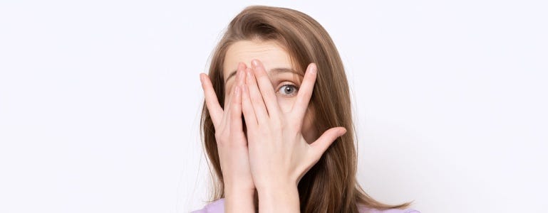 Vrouw met trillend ooglid