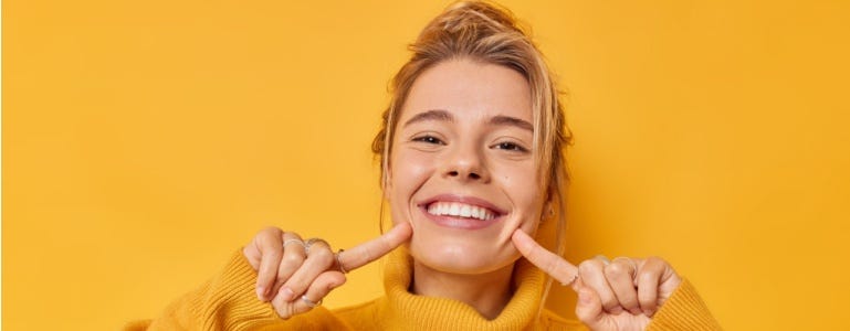 Stralende vrouw met frisse huid