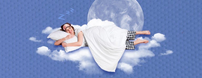 Vrouw slaapt op een wolk bij volle maan