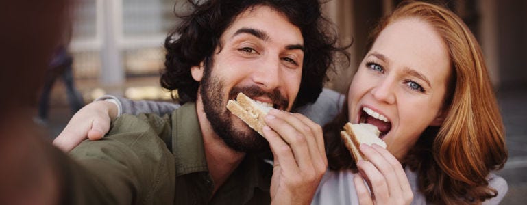 Stelletje dat een hap brood neemt