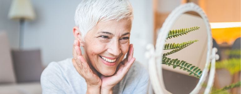 Prachtige oudere vrouw zonder rimpels