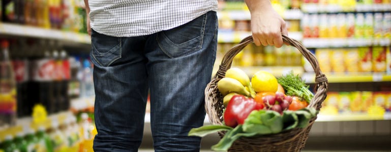 Man koopt groente en fruit in de supermarkt