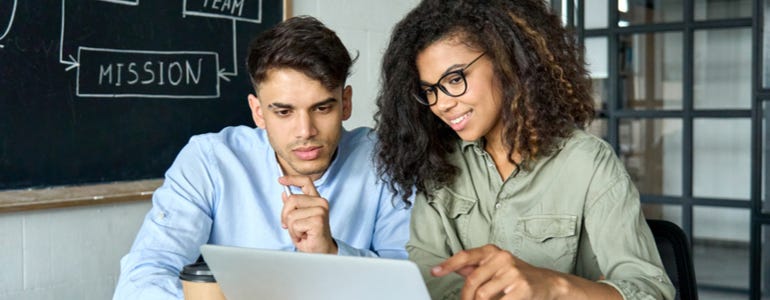 Geconcentreerde man en vrouw