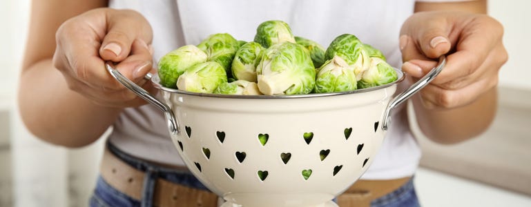 Vrouw met spruitjes in haar handen