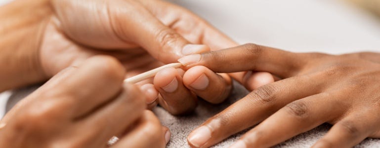 Vrouw met sterke, gezonde nagels