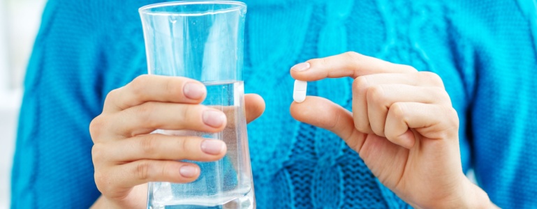 Vrouwenhand met magnesiumtablet
