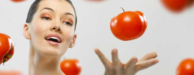 Vrouw omringd door tomaten