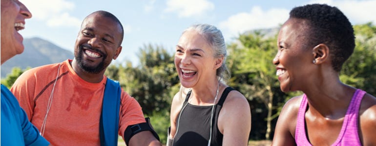 Sportieve lachende mensen