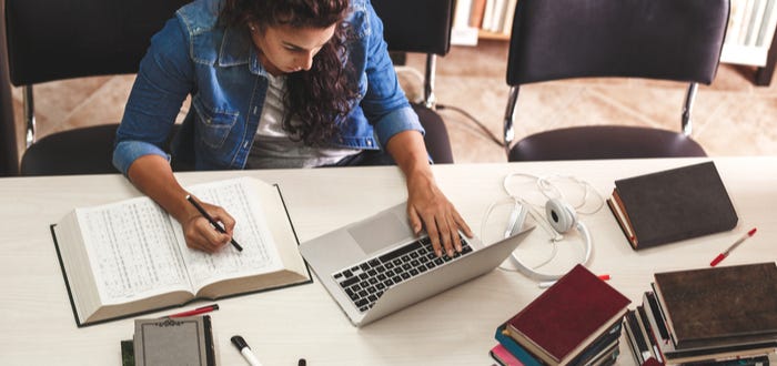 Geconcentreerde vrouw aan het werk