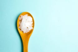 Magnesiumchloride op een lepel Magnesiumchloride op een lepel