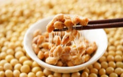 Natto is een Japans gerecht van gefermenteerde soja Natto is een Japans gerecht van gefermenteerde soja