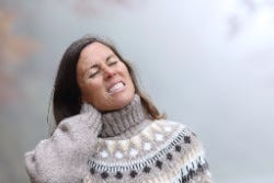 Vrouw met stijve en stramme gewrichten Vrouw met gewrichtsklachten: pijnlijke gewrichten