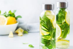 Fles water met komkommer, citroen en munt Fles water met komkommer, citroen en munt