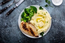 Bord met broccoli, aardappelpuree en kipfilet Bord met broccoli, aardappelpuree en kipfilet
