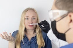 Vrouw krijgt een reuktest Vrouw krijgt een reuktest
