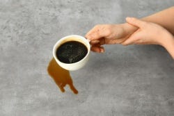 Bevende handen met kopje koffie Bevende handen met kopje koffie