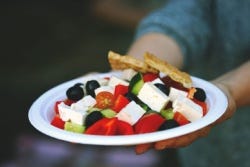 Voorbeeld van mediterraan dieet: Griekse salade Voorbeeld van mediterraan dieet: Griekse salade