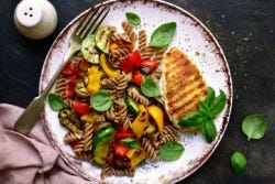 Bord met verse groente, halloumi en volkoren pasta Bord met verse groente, halloumi en volkoren pasta