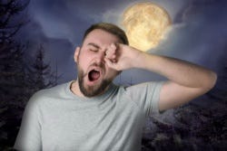 Man gaapt met de volle maan op de achtergrond Man gaapt met de volle maan op de achtergrond