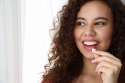 Vrouw neemt supplement Vrouw neemt supplement