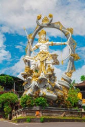 Arjuna is zoon van de god Indra Arjuna is zoon van de god Indra