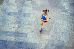 Een sportieve, rennende vrouw Een sportieve, rennende vrouw