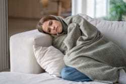 Vermoeide vrouw op de bank Vermoeide vrouw op de bank