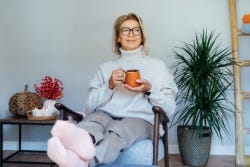 Vrouw ontspant met een kopje thee Vrouw ontspant met een kopje thee